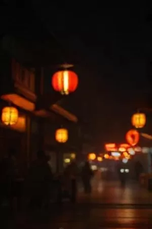 《无人认领的行李》竖版封面，车站角落堆放的旧皮箱